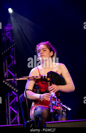 Brivehde Chaimbeul se produit sur la scène principale le premier jour au Cambridge Folk Festival 3 août 2018 Banque D'Images