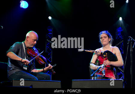 Brivehde Chaimbeul se produit sur la scène principale le premier jour au Cambridge Folk Festival 3 août 2018 Banque D'Images