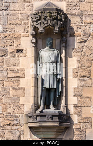 Edimbourg, Ecosse, ROYAUME UNI - 14 juin 2012 : la statue de bronze Robert Bruce Brown sur façade de Château de gardien. Banque D'Images