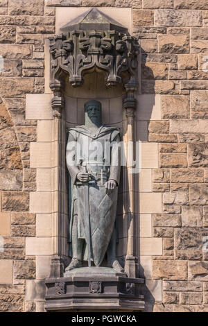 Edimbourg, Ecosse, ROYAUME UNI - 14 juin 2012 : William Wallace de bronze statue sur brown façade de Château de gardien. Banque D'Images