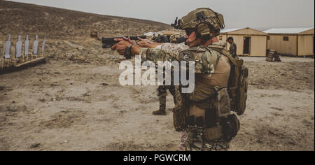 Un agent de police avec le Carson City Special armes et tactiques (SWAT) incendies de l'équipe son arme au cours de la Marine Corps Qualification Pistolet à un espace de formation à Hawthorne, Nevada, Aug 2, 2018.Le but de cette formation était de Marine Corps Forces Special Operations Command Marines et Carson City SWAT pour échanger des connaissances et des tactiques pour améliorer non seulement le combat des Marines la létalité, mais aussi pour l'équipe d'intervention pour améliorer leur tactique pour les incidents domestiques spécialisés. (U.S. Marine Corps photo par Lance Cpl. William Chockey) Banque D'Images