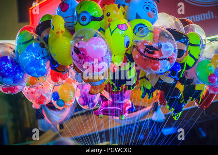 Bangkok, Thaïlande - 2 mars, 2017 : vendeur de rue est la vente de ballons mignon au marché de nuit de Khao San Road, Bangkok, Thaïlande. Banque D'Images