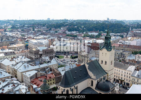 Lviv, Ukraine - le 23 août 2018 : points de repère dans le centre de Lviv - vieille ville dans la partie occidentale de l'Ukraine. Vue depuis la tour de l'Hôtel de Ville. Banque D'Images