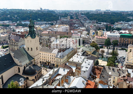Lviv, Ukraine - le 23 août 2018 : points de repère dans le centre de Lviv - vieille ville dans la partie occidentale de l'Ukraine. Vue depuis la tour de l'Hôtel de Ville. Banque D'Images
