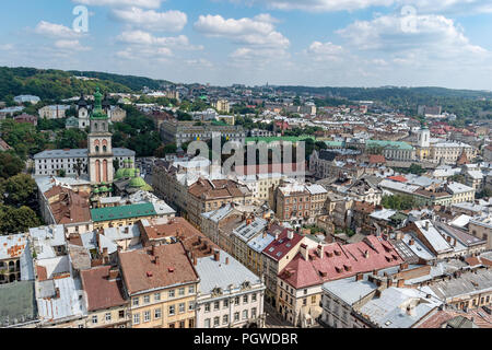 Lviv, Ukraine - le 23 août 2018 : points de repère dans le centre de Lviv - vieille ville dans la partie occidentale de l'Ukraine. Vue depuis la tour de l'Hôtel de Ville. Banque D'Images