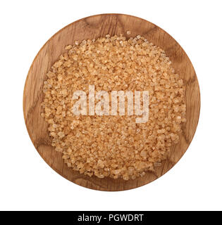 Brown de sucre granulé dans bol en bois isolé sur fond blanc. Vue d'en haut. Mise à plat Banque D'Images