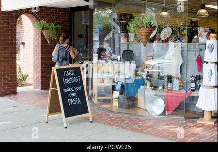 Boutique de vente au détail d'accessoires de cuisine à Falmouth, Cape Cod, Massachusetts avec un panneau qui dit : chargement de la cabine faire vos propres pâtes Banque D'Images