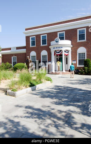 Musée JFK dans Hyannis Cape Cod, Massachusetts USA en été avec statue, de l'extérieur et les gens. Banque D'Images