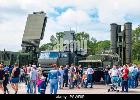 VLADIVOSTOK, Russie - le 26 août 2018 : les visiteurs et le S-400 Système de missiles sol-air et des missiles anti-aériens et de système d'artillerie Pantsir-C1 sur l'ann Banque D'Images