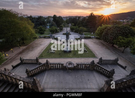 Escalier avec statue dans le parc Parque de la Alameda, coucher de soleil, Santiago de Compostelle, Galice, Espagne Banque D'Images