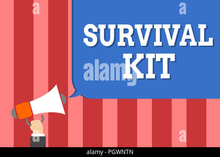 Texte de l'écriture l'écriture Trousse de survie. L'équipement d'urgence sens Concept Collection d'articles pour aider quelqu'un man pointing speec haut-parleur Banque D'Images