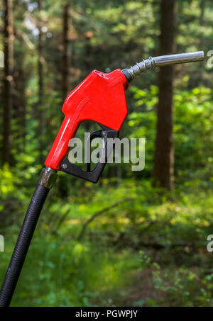 La buse de la pompe à gaz dans une forêt. Plan conceptuel de combustibles fossiles et les effets sur l'environnement. Banque D'Images