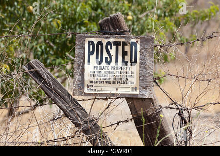 Aucune intrusion, pas de chasse, pas de pêche, pas de signe sur le piégeage sur poteau de clôture de la propriété privée rurale - California USA Banque D'Images