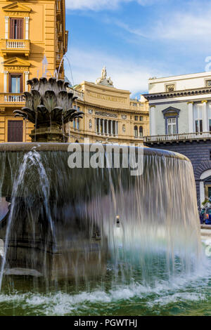 Vue de la fontaine de l'artichaut dans Trieste e Trento Square et dans l'arrière-plan la galerie Umberto I Banque D'Images