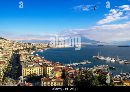 Vue panoramique sur le golfe de Naples et le Vésuve en arrière-plan Banque D'Images