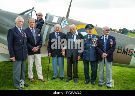 Tadeusz Andersz, Marian Jankiewicz, Franciszek Tomczak, Stefan Ryll, Mieczyslaw Sawicki, Adam Ostrowski, Jerzy guerre Mencel pilotes polonais & Spitfire Banque D'Images