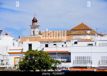 Les bâtiments de la ville avec la tour de l'église de la miséricorde à l'arrière, l'Iglesia de la Merced (Templo de las Mercedes), Ayamonte, Province de Huelva, Andalousie, Espagne, de l'Union européenne Banque D'Images