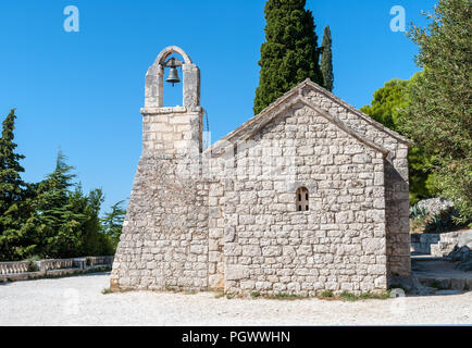 Petite église sur la colline de Marjan- près de Split, en Dalmatie, Croatie Banque D'Images