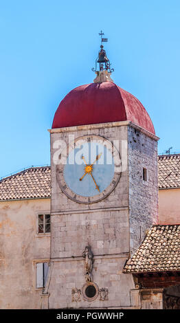 Tour de l'horloge de l'église de St Sébastien à Trogir - Croatie Banque D'Images