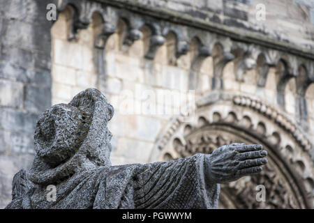 Estatua de peregrino indicando la direccion del camino de Santiago Banque D'Images