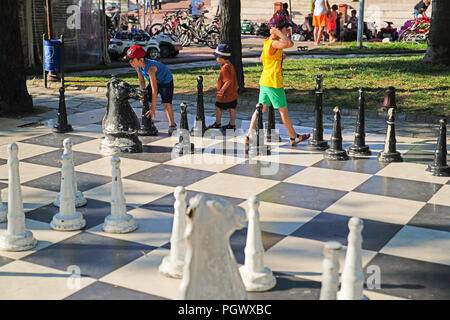 /Turkey-July Amasra 22 2018 : Jeu d'échecs en plein air activité sur un parc Banque D'Images