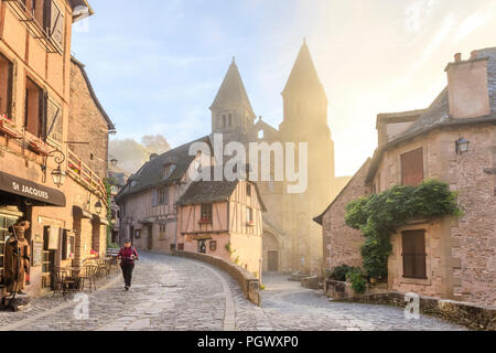 La France, l'Aveyron, Conques, étiqueté Les Plus Beaux Villages de France (Les Plus Beaux Villages de France), s'arrêter sur El Camino de Santiago, principales stre Banque D'Images