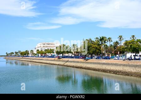 Afficher le long de la rivière, vers la ville des bâtiments, Ayamonte, Province de Huelva, Andalousie, Espagne, Europe. Banque D'Images