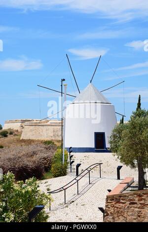 Moulin à vent traditionnel blanchi à la chaux dans le haut de la colline par la chapelle St Anthonys, Castro Marim, Algarve, Portugal, Europe. Banque D'Images