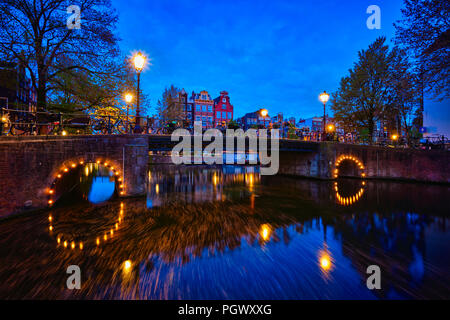 Amsterdam canal, pont et maisons de la cité médiévale dans la soirée Banque D'Images