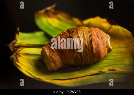 Du pain sur de fausses feuilles de bananier Banque D'Images