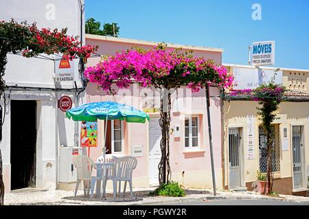 Cafe de la chaussée le long d'une rue de ville avec le joli bougainvilliers, Castro Marim, Algarve, Portugal, Europe. Banque D'Images