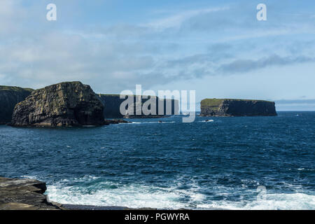 Voir l'île d'Évêques, à partir de la falaise à pied, Kilkee, comté de Clare Irlande Banque D'Images