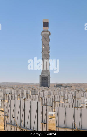 L'Ashalim power station est une station d'énergie solaire thermique dans le désert du Néguev près du kibboutz d'Ashalim, en Israël. La station offrira 121 Moi Banque D'Images