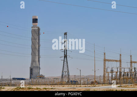 L'Ashalim power station est une station d'énergie solaire thermique dans le désert du Néguev près du kibboutz d'Ashalim, en Israël. La station offrira 121 Moi Banque D'Images