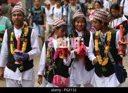 Kathmandu, Népal. Août 28, 2018. Les gens prennent part à Jatra-Mataya Neku, festival ou le festival des lumières à Lalitpur. Le festival bouddhiste se tient chaque année en août et comprend une procession autour de la ville, avec de nombreux participants portant des masques colorés et les costumes les sanctuaires bouddhistes. Credit : Archana Shrestha/Pacific Press/Alamy Live News Banque D'Images