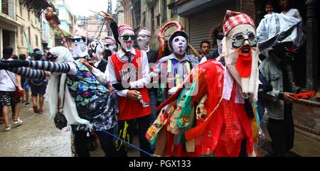 Kathmandu, Népal. Août 28, 2018. Les personnes ayant différents atours prendre part dans Jatra-Mataya Neku, festival ou le festival des lumières à Lalitpur. Le festival bouddhiste se tient chaque année en août et comprend une procession autour de la ville, avec de nombreux participants portant des masques colorés et les costumes les sanctuaires bouddhistes. Credit : Archana Shrestha/Pacific Press/Alamy Live News Banque D'Images