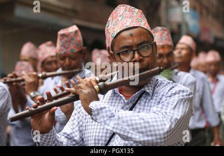 Kathmandu, Népal. Août 28, 2018. Les gens jouent de la musique traditionnelle en prenant part à des Jatra-Mataya Neku, festival ou le festival des lumières à Lalitpur. Le festival bouddhiste se tient chaque année en août et comprend une procession autour de la ville, avec de nombreux participants portant des masques colorés et les costumes les sanctuaires bouddhistes. Credit : Archana Shrestha/Pacific Press/Alamy Live News Banque D'Images