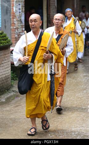 Kathmandu, Népal. Août 28, 2018. Les moines bouddhistes participent à Jatra-Mataya Neku, festival ou le festival des lumières à Lalitpur. Le festival bouddhiste se tient chaque année en août et comprend une procession autour de la ville, avec de nombreux participants portant des masques colorés et les costumes les sanctuaires bouddhistes. Credit : Archana Shrestha/Pacific Press/Alamy Live News Banque D'Images