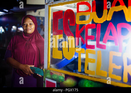 Marché de nuit sur l'île de Bangka vendeur alimentaire, de l'Indonésie. Banque D'Images