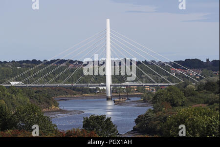 Trafic traverse le Nord du Pont de Spire à Sunderland après son ouverture aux véhicules pour la première fois. Banque D'Images