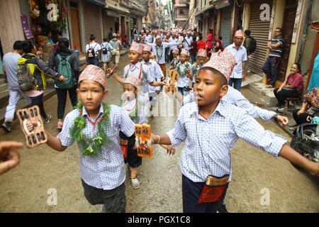 Kathmandu, Népal. Août 28, 2018. Enfants de la région de Patan prendre part dans Jatra-Mataya Neku, festival ou le festival des lumières à Lalitpur. Le festival bouddhiste se tient chaque année en août et comprend une procession autour de la ville, avec de nombreux participants portant des masques colorés et les costumes les sanctuaires bouddhistes. Credit : Archana Shrestha/Pacific Press/Alamy Live News Banque D'Images