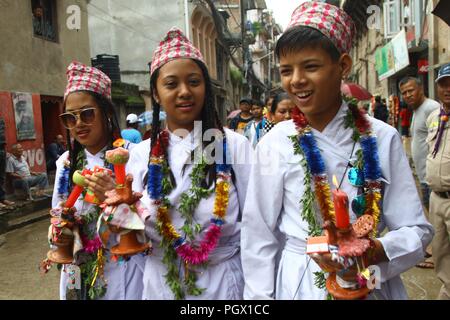 Kathmandu, Népal. Août 28, 2018. Les gens prennent part à Jatra-Mataya Neku, festival ou le festival des lumières à Lalitpur. Le festival bouddhiste se tient chaque année en août et comprend une procession autour de la ville, avec de nombreux participants portant des masques colorés et les costumes les sanctuaires bouddhistes. Credit : Archana Shrestha/Pacific Press/Alamy Live News Banque D'Images