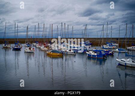 Yachts dans Fisherrow Harbour, East Lothian, Ecosse, Banque D'Images