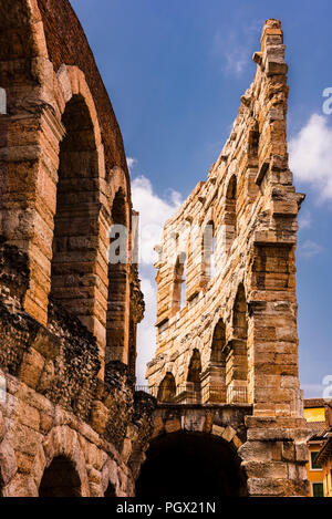 Amphithéâtre romain (Anfiteatro Arena) sur Piazza Bra à Vérone, Italie Banque D'Images