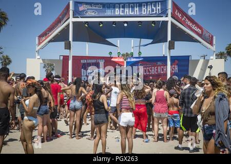 Les jeunes se sont rassemblés devant la scène pendant le quatrième de juillet Beach Bash à l'Del Mar Beach Resort, Marine Corps Base Camp Pendleton, en Californie, le 4 juillet 2018. Image courtoisie Le Cpl. Dylan Chagnon / Installations du Corps des Marines à l'Ouest - Marine Corps Base Camp Pendleton. () Banque D'Images