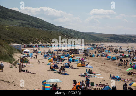 Les personnes bénéficiant de Woolacombe Beach dans le Nord du Devon dans le soleil de l'été en Angleterre Banque D'Images