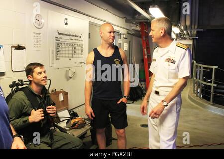 CHATTANOOGA, au Tennessee (14 juin 2018) Arrière Adm. Paul Pearigen, commandant de la Marine, à l'ouest de la médecine, et chef de service de santé de la marine, des entretiens avec les plongeurs de la Marine affecté à l'unité mobile de récupération de plongée deux à l'Aquarium du Tennessee durant la Semaine de la Marine Chattanooga. Au cours de la semaine, les plongeurs de la marine non seulement dépensé du temps dans le réservoir de l'aquarium, ils ont également échangé avec le public, en mettant en lumière le rôle important de la science, de la technologie, l'éducation, et les mathématiques dans leur travail quotidien. Semaines marine visent à relier les communautés à travers l'Amérique avec les programmes de la Marine, le personnel, et de l'équipement pour créer une prise de conscience de la mission de la Marine Banque D'Images