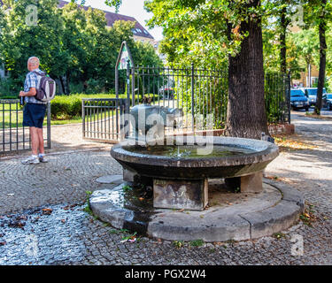 Bronze Berlin-Friedrichshain fontaine avec bassin en grès d'hippopotame par Nikolaus Bode 1978. 2 petites figures de chasseurs de gros gibier sur hippo's back Banque D'Images