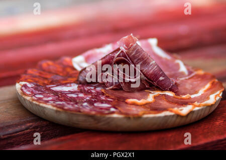 Plaque en bois Gourmet jambon serrano jambon et saucisses en Espagne Banque D'Images