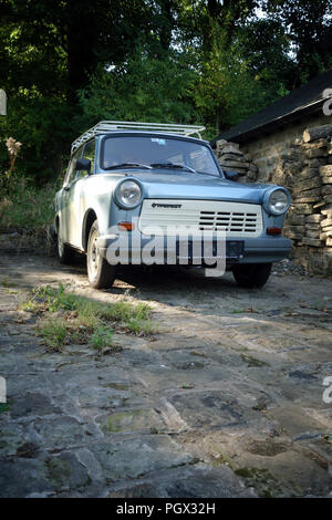 Low angle voiture Vue de face de la Trabant break a été produite de 1957 à 1990 par l'ex-Allemagne de l'Est Banque D'Images